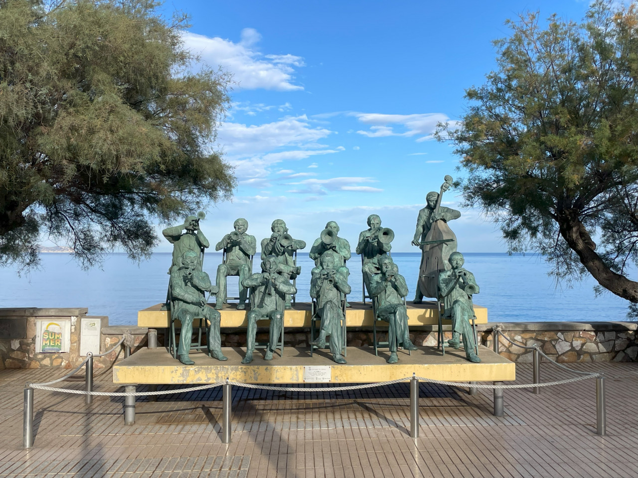 Musikanten in L'Escala vor dem Ufer