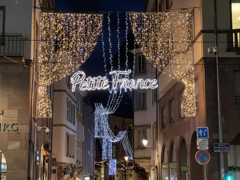 La Petite France in Weihnachtsbeleuchtung